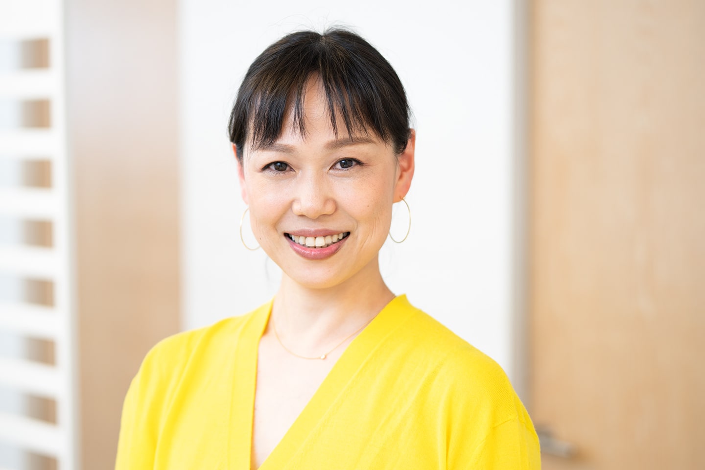 pinceau代表・山岸亜由美さん。香水を集めるのが好きで、コレクションは40種類を超えるとか。「今、ハマっている香りはセリーヌの『パラード』です。柑橘系の香りが今の季節にぴったり」