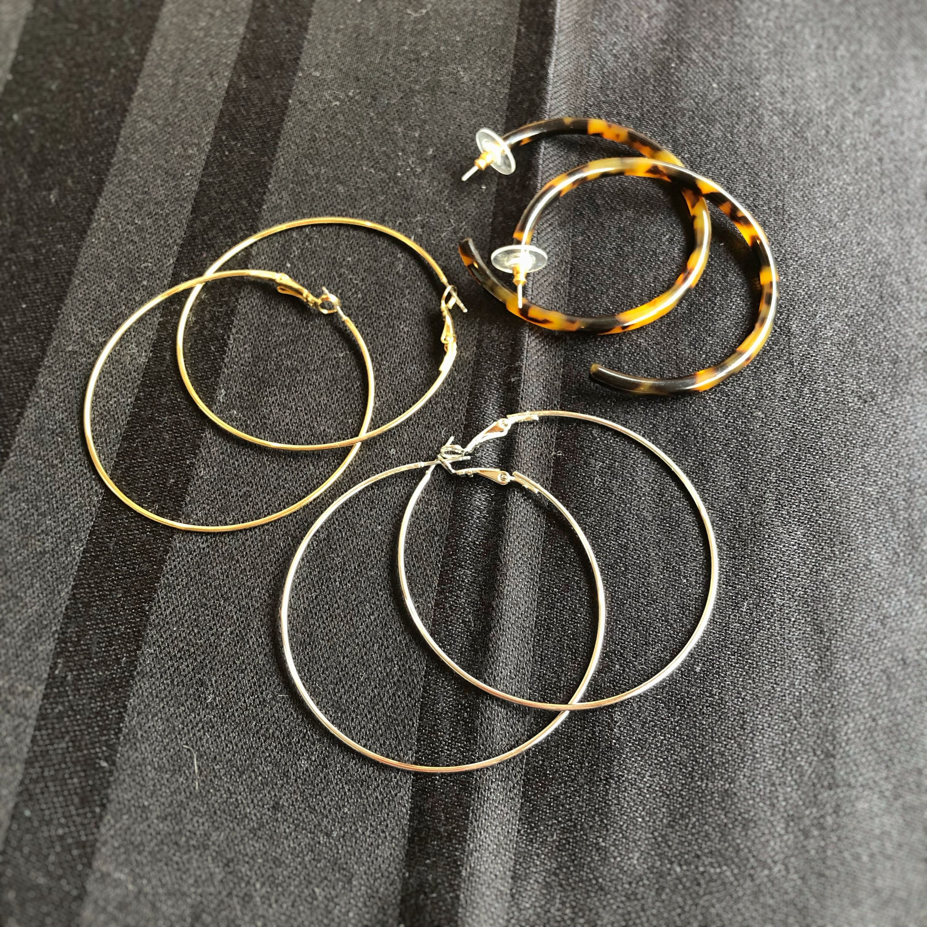 ほぼ毎日、どれかをつけているフープピアス。ゴールド色とシルバー色のものは、駅地下にあったアクセサリーショップで購入。べっ甲風のものはJ.Crewで見つけました。