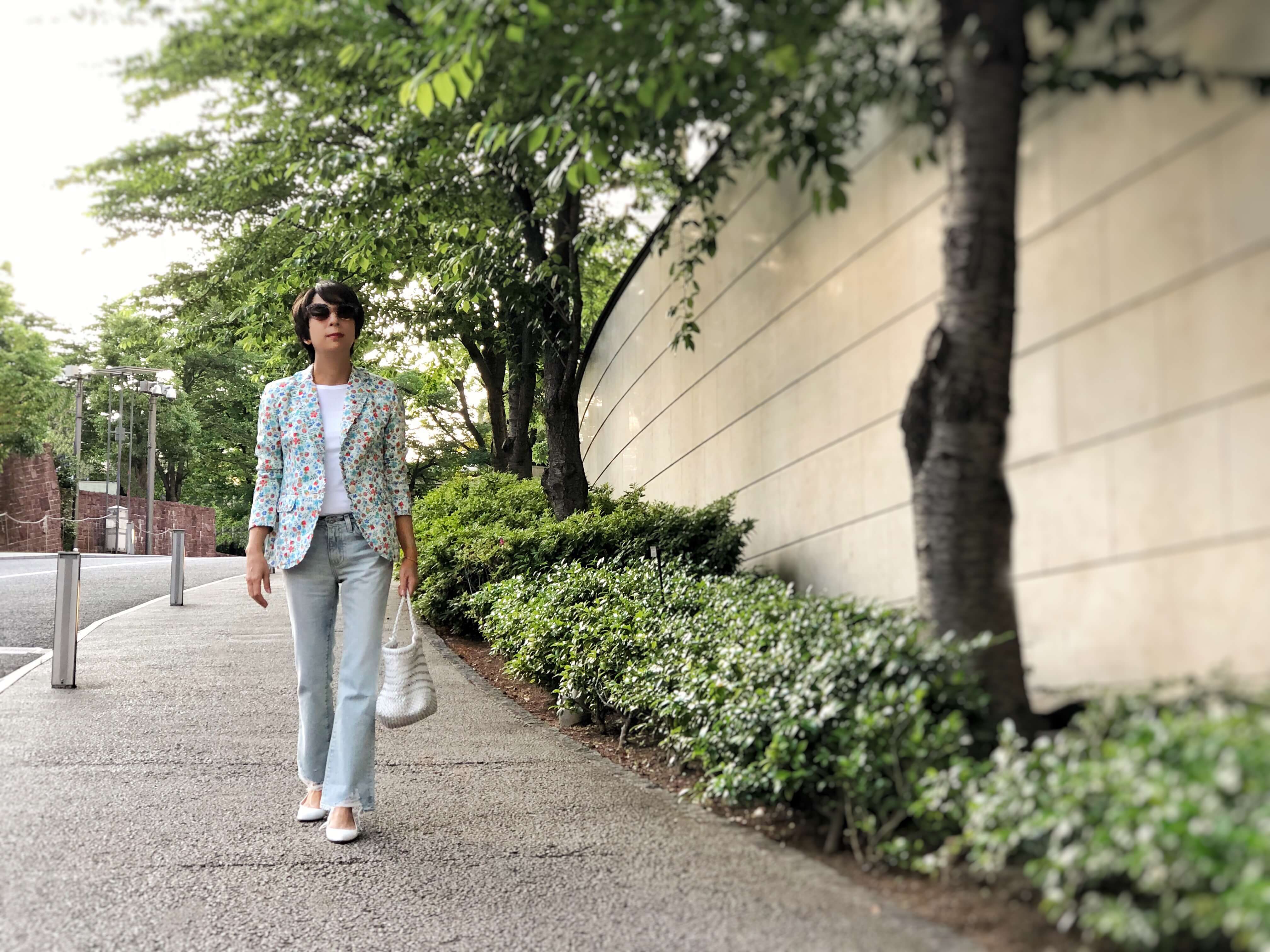 一見、暑苦しいですか? 春夏用としてコットンのジャケットをいくつかもっています。その一枚がこのリバティプリントのジャケット。背中の裏地が上部1/3ほどしかない背抜き仕立てなので、着心地は意外と快適なんですよ。ジャケット/J.crew デニム/AG サングラス/ブルガリ バッグ/DRAGON 靴/バーニーズ ニューヨーク