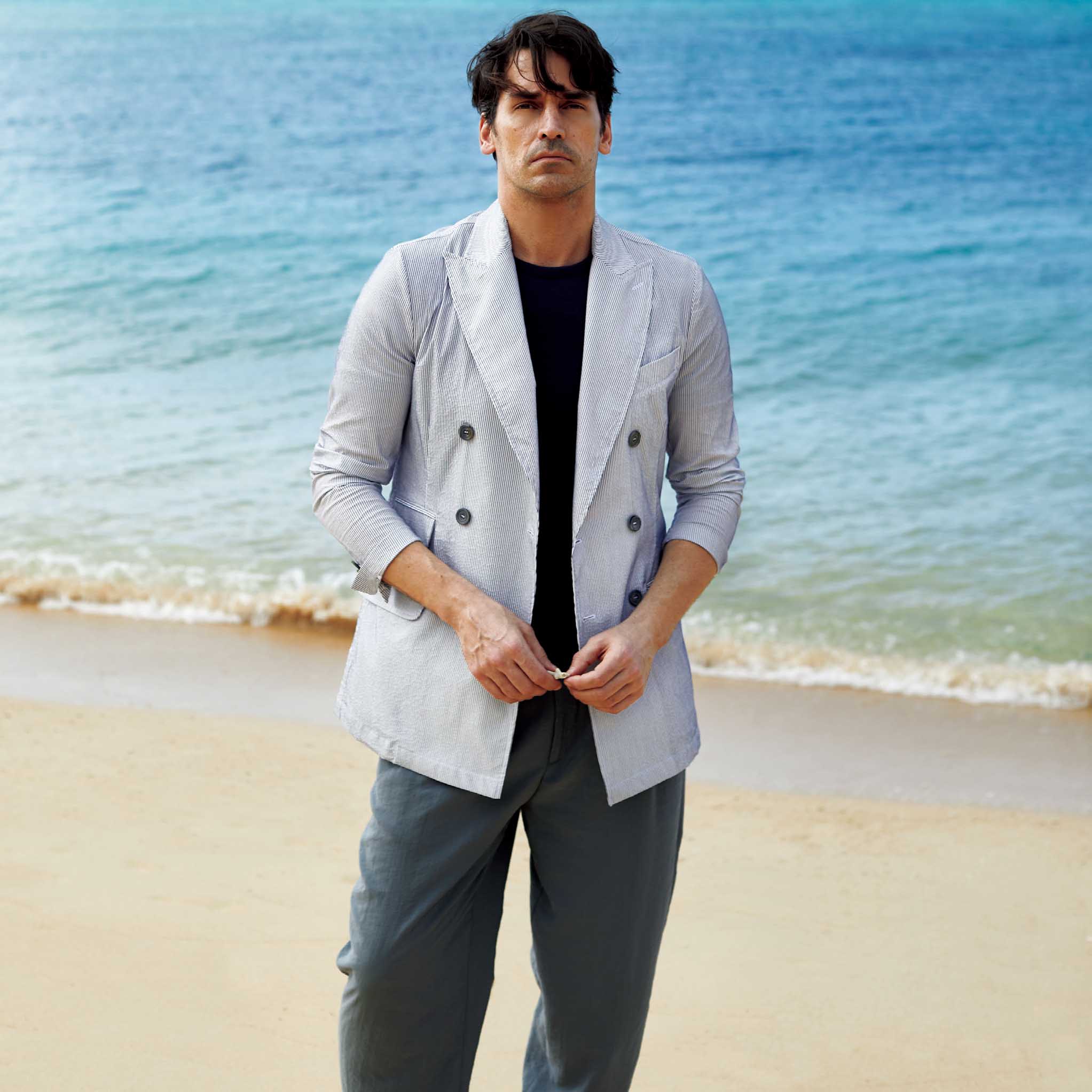 ジャケット¥350,000・Tシャツ¥178,000・パンツ¥160,000(ジョルジオ アルマーニ ジャパン)