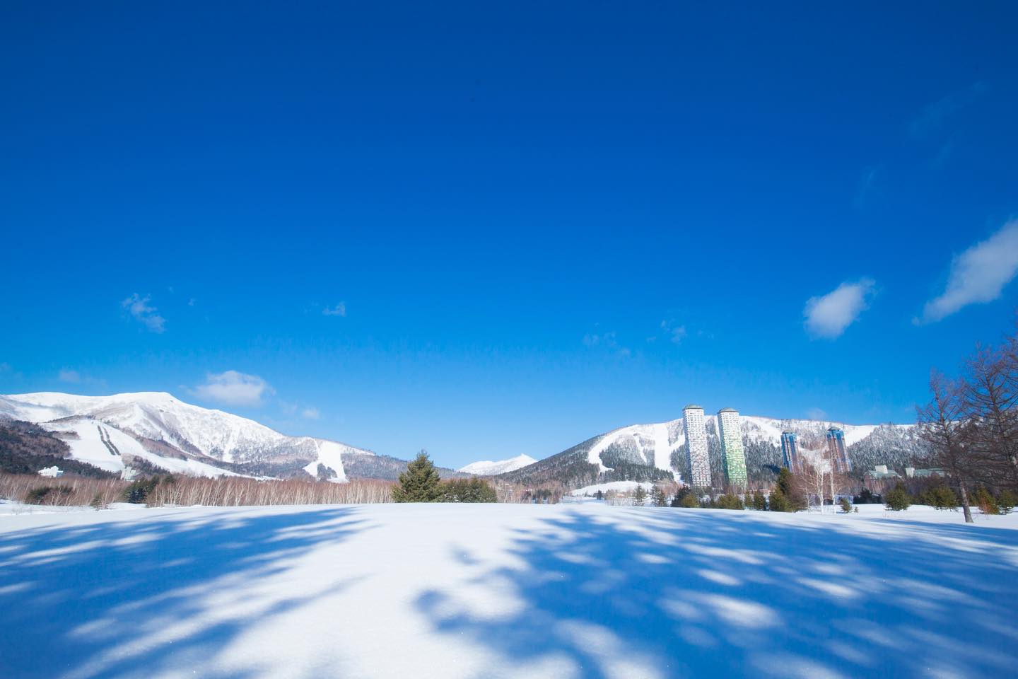 雪山と広大な雪原の中央にある星野リゾート リゾナーレ トマム。飛行機で訪れるなら帯広空港が 便利です。羽田から1時間半。時間的にも経済的にも、思っていた以上に好アクセス。