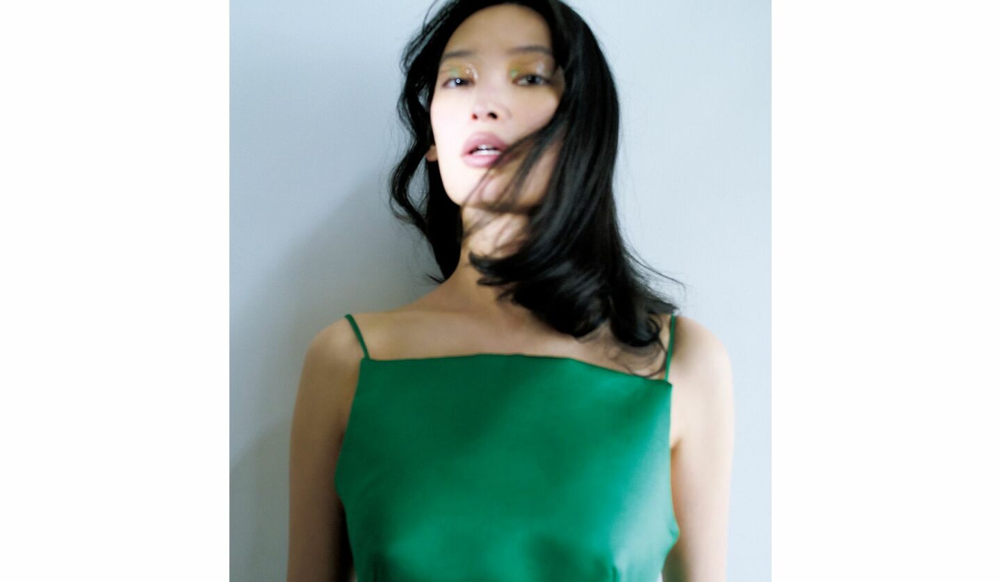 ジバンシィ by サラ・バートンのドレスを纏った大政 絢さん