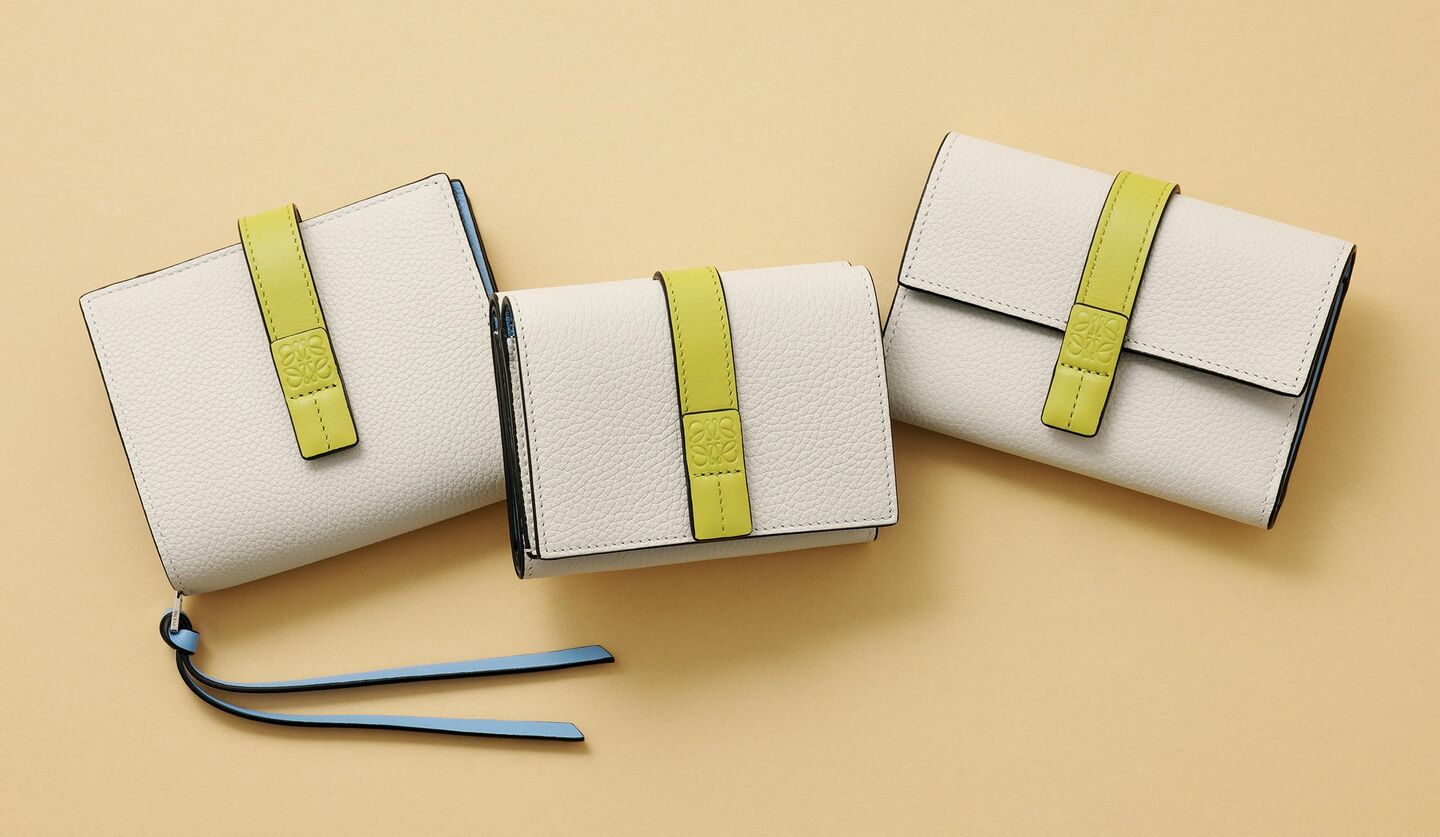 ロエベの人気のバイカラーデザインのお財布の新色