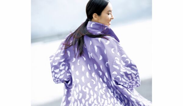 西陣織の老舗「HOSOO」の受け継がれる美意識が宿ったコート｜モダンに昇華した唯一無二の華やかさ