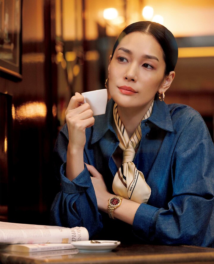 銀座の街でひとときを過ごすモデルの大塚まゆかさん