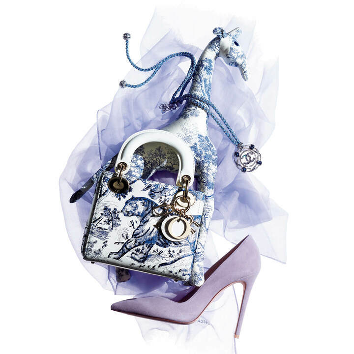 上から／透け感の美しいカシミヤで上品に。ストール［縦75×横215cm］￥95,000（三喜商事〈アニオナ〉）、ブルーのビジューを、春のマリンルックに効かせて。ネックレス￥251,000（シャネル）、森の世界が優雅に描かれた「トワル ドゥ ジュイ」で、いつものベーシックに変化球を。ぬいぐるみ￥74,000・バッグ『レディ ディオール』［縦15×横17×マチ7cm］￥490,000（クリスチャン ディオール〈ディオール〉）、ライラックの花を思わせるVカットのヒール靴で足元をフレッシュに。靴［ヒール10.5cm］￥56,000（スチュアート・ワイツマン）　[Precious2019年3月号82ページ] 