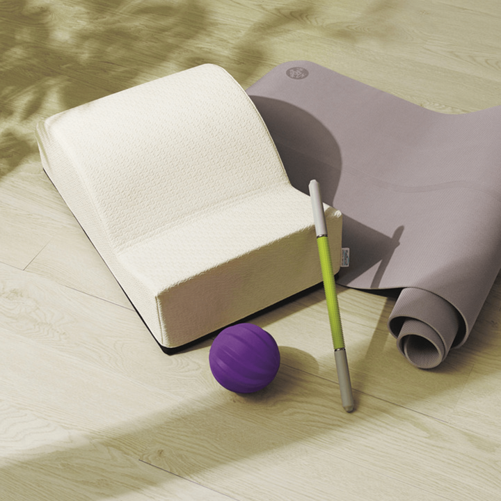 左から時計回りに／ピラティス用器具『フレックスバレル くじら型』￥34,100（サンテプラス）　ヨガマット￥11,000（マンドゥカ）スティック『ニューロスティック』￥13,200（プロティア・ジャパン〈ナボソ〉）　ボール『スパイラルボール レギュラー ハード』￥5,480（ジュート〈IMPHY〉）　