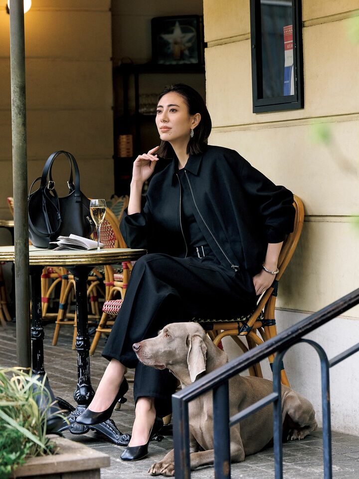 ロエベのウエアを着用したモデルの土屋巴瑞季さん