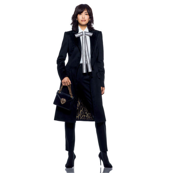 コート￥280,000・ブラウス￥115,000・パンツ￥93,000・バッグ『ディヴォーション バッグ』￥159,000［縦15.5×横20.5×マチ４㎝］・ピアス￥195,000・靴￥79,000（ドルチェ＆ガッバーナ ジャパン）