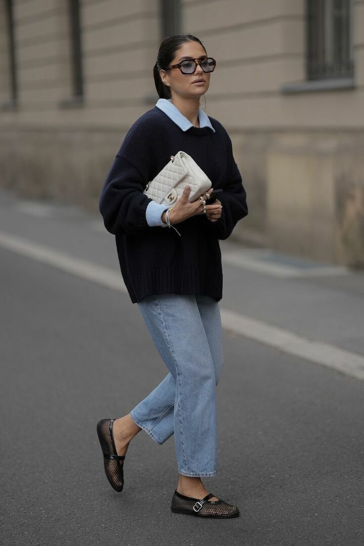 ヘアをまとめつつ、足首周りを覗かせるとバランスアップが叶います。