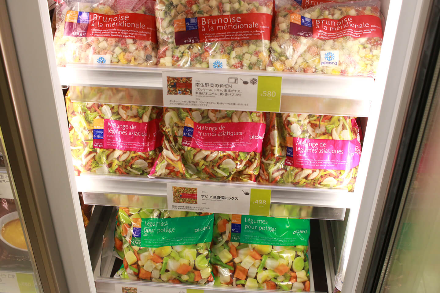 内容豊富なカット野菜は色味もきれい。「何をつくろうかな?」とワクワクしてしまいます!
