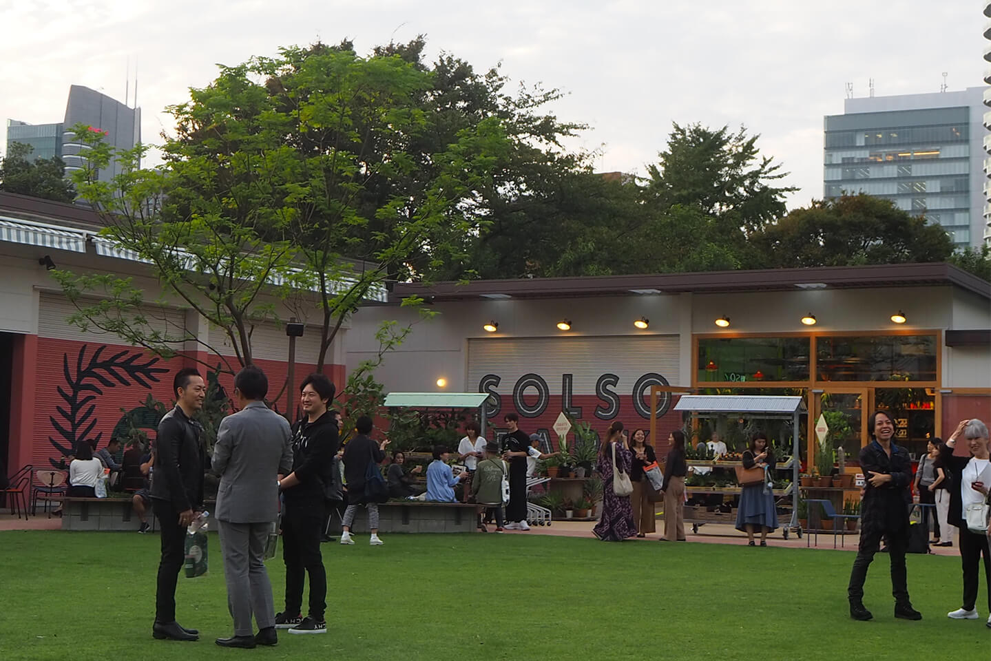 「SOLSO PARK」の芝生広場