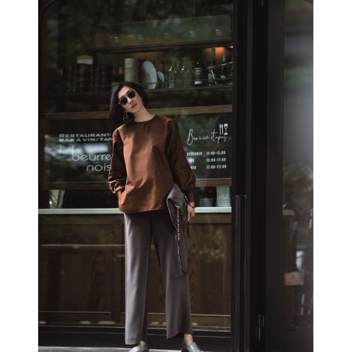 トップス(ブラミンク)、パンツ(Theory luxe)、サングラス(ケリング アイウエア ジャパン〈モンブラン〉)、ピアス・バングル(ポメラートブティック 銀座店)、バッグ(JIMMY CHOO)、靴/オーダー価格(J.M.WESTON 青山店) 撮影/水田 学(NOSTY) BY:『Precious9月号』小学館、2019年