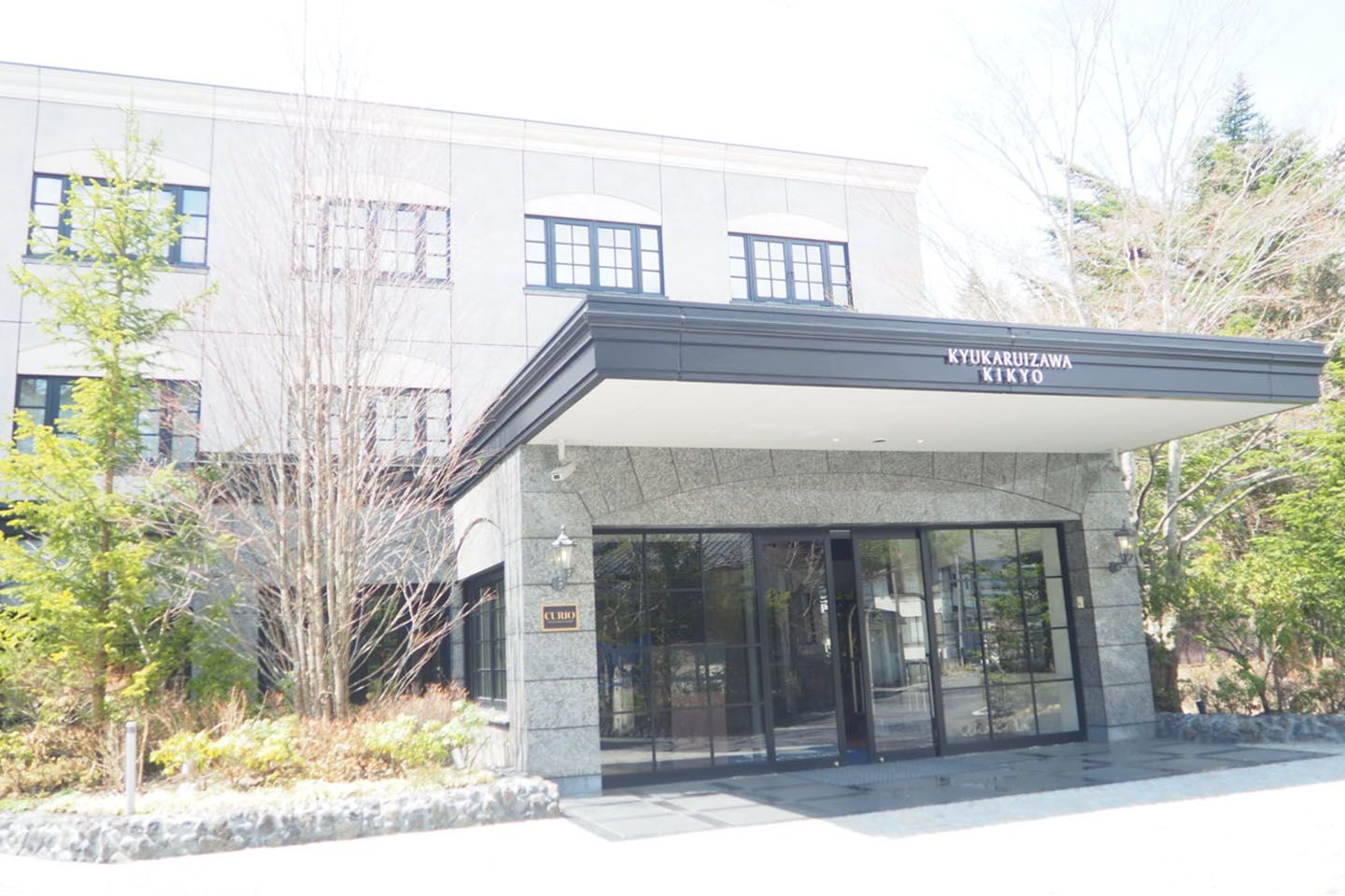 森の中にたたずむ低層階建てのホテルは2棟で全50室。