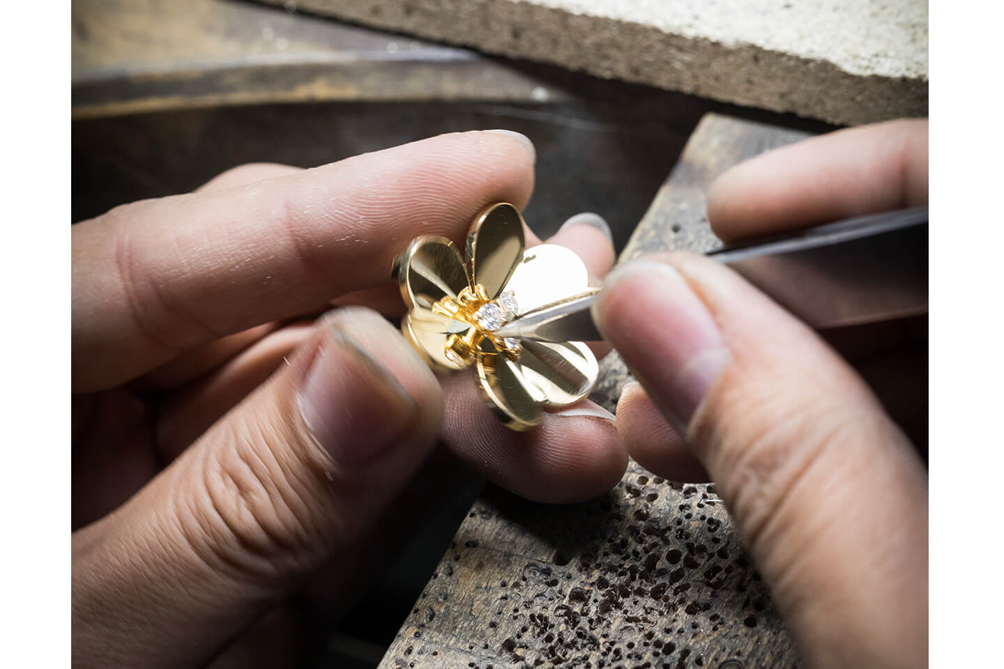 ミラーポリッシュという伝統的な技術で磨き上げられた花びらの、中央に手作業でダイヤモンドをセッティング。