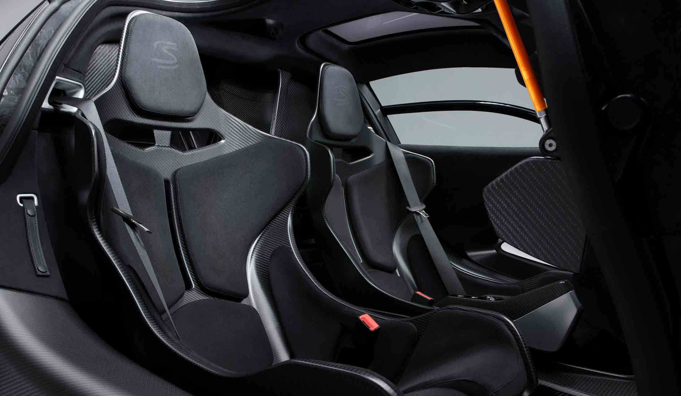 ドライバーを包み込む形状のバケットシート。カーボンシェルにクッションを装着し、見た目も格好いい。
