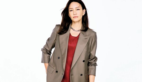 3/30 Mon｜今年らしい深みのある赤のセットアップにベージュジャケットを羽織って、強さと知性を感じさせるオンスタイルに【365日コーディネート】