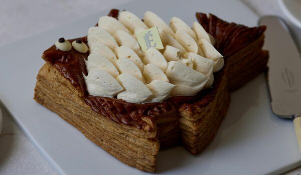 エイプリルフール限定！「エシレ・メゾン デュ ブール」にてフランス伝統菓子をエシレ流にアレンジした魚型パイが登場
