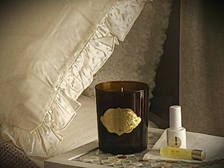 COCO SILK シルク ピロー ケース フリル ホワイト ￥7,890　キャンドルの香りを楽しみながら、ukaのセラムとオイルでネイルケアをしてゆったりとした時間を過ごすのが、就寝前のリチュアルだそう。