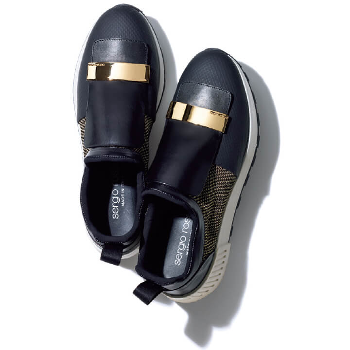 上質なナッパレザーを組み合わせた大人のための黒スニーカー。ソリッドなゴールドメタルが煌めく一足なら、カジュアルになりすぎず、きちんと感がキープできる。靴[ヒール1cm]￥75,000（セルジオ ロッシ）　[Precious2019年2月号79ページ] 　