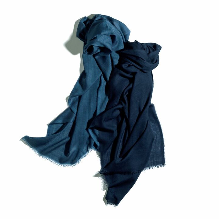 ストール［縦200×横70cm］各￥48,000（ボーダレス〈ベグアンド コー〉）　[Precious2019年4月号143ページ] 