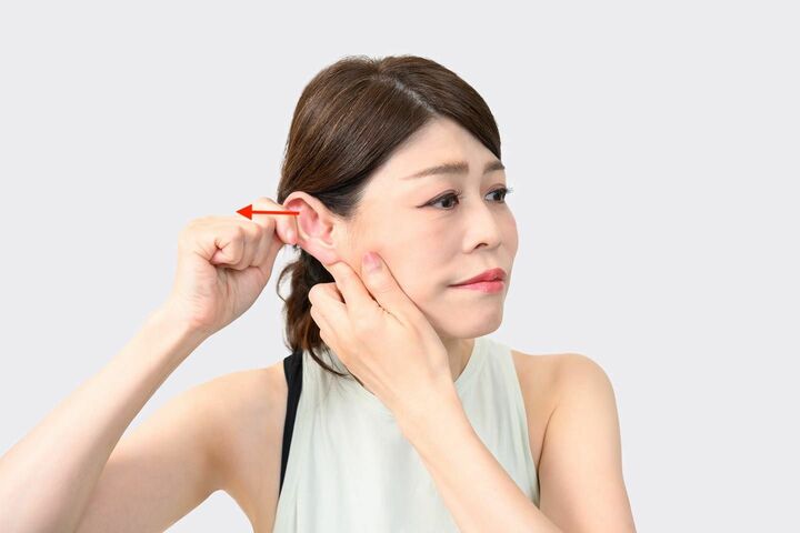 Step２の状態をキープしたまま、耳を真横に引っ張る