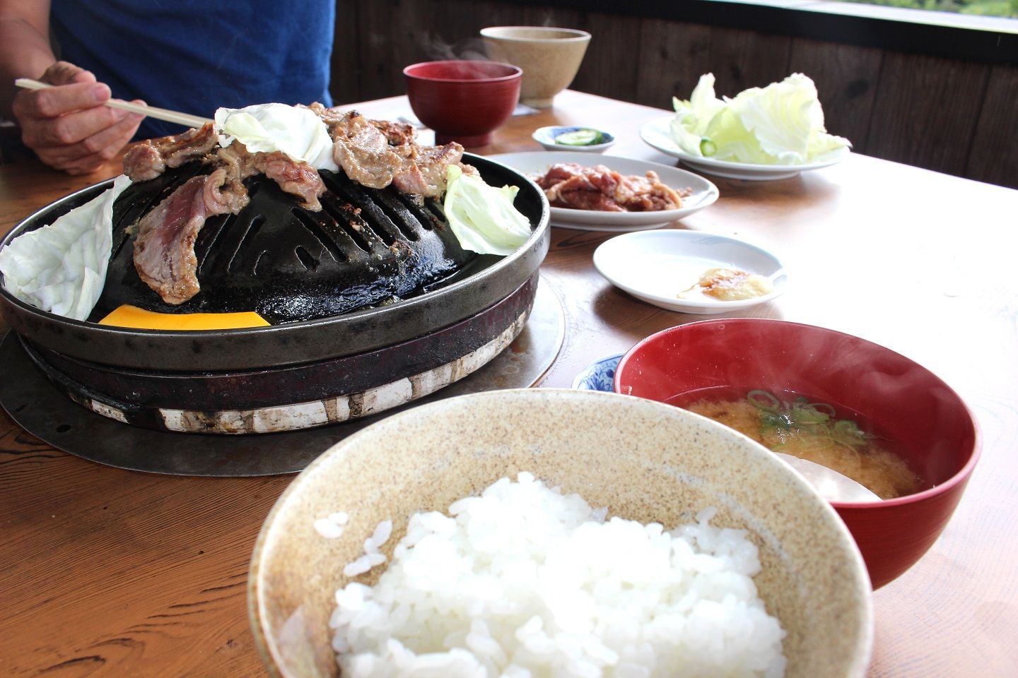 ご飯に肉を乗せるのはNG
