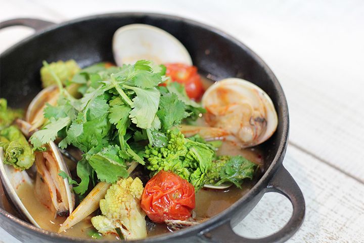 厳選野菜と旬の魚介類のブイヤベースに、日本古来の発酵食品である甘酒を隠し味に加え、エスニックスタイルに仕上げた『旬の魚介と有機甘酒のトムヤム風ブイヤベース』(¥1,980)は、たっぷりのパクチーと共に召し上がれ