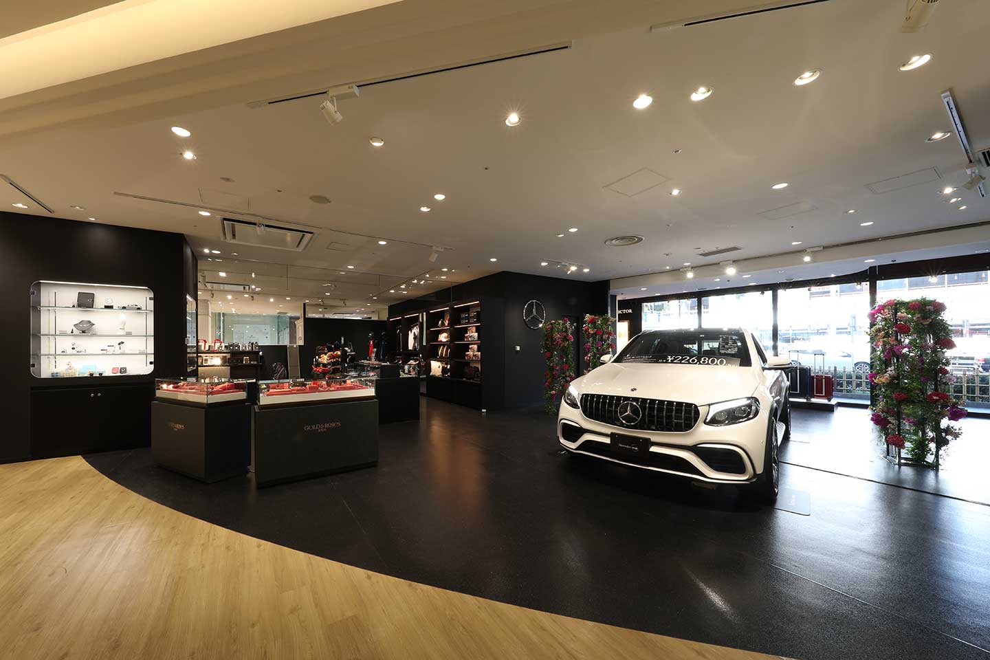 ファッションビルの1Fに車がどーんと入っている光景は圧巻!