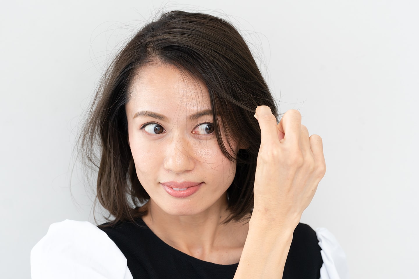 手に残ったワックスで十分。バランスを見ながらところどころ毛束感をつくるイメージで。