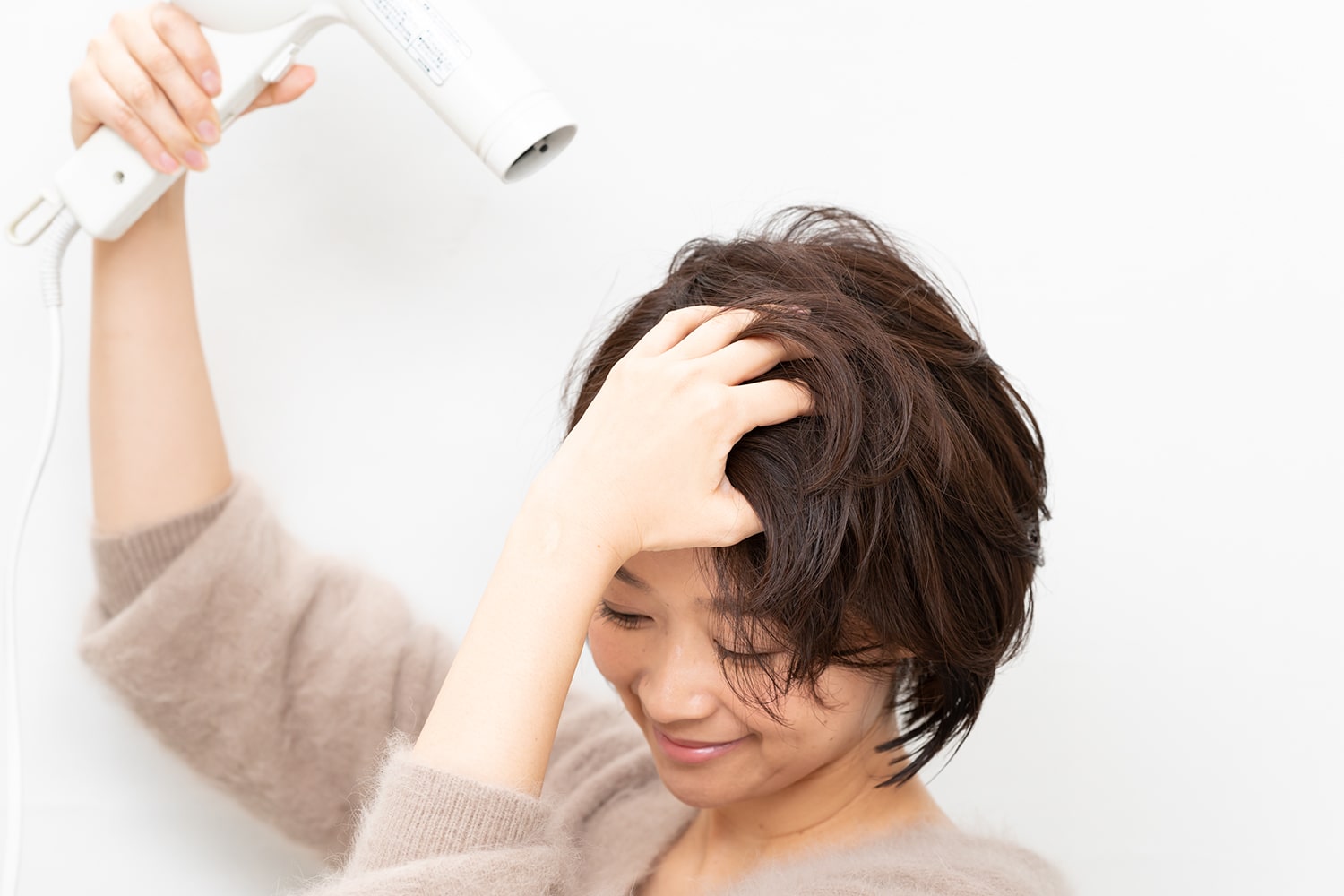 ドライヤーのあたる風向きに、手ぐしで地肌からとかすのがポイント。