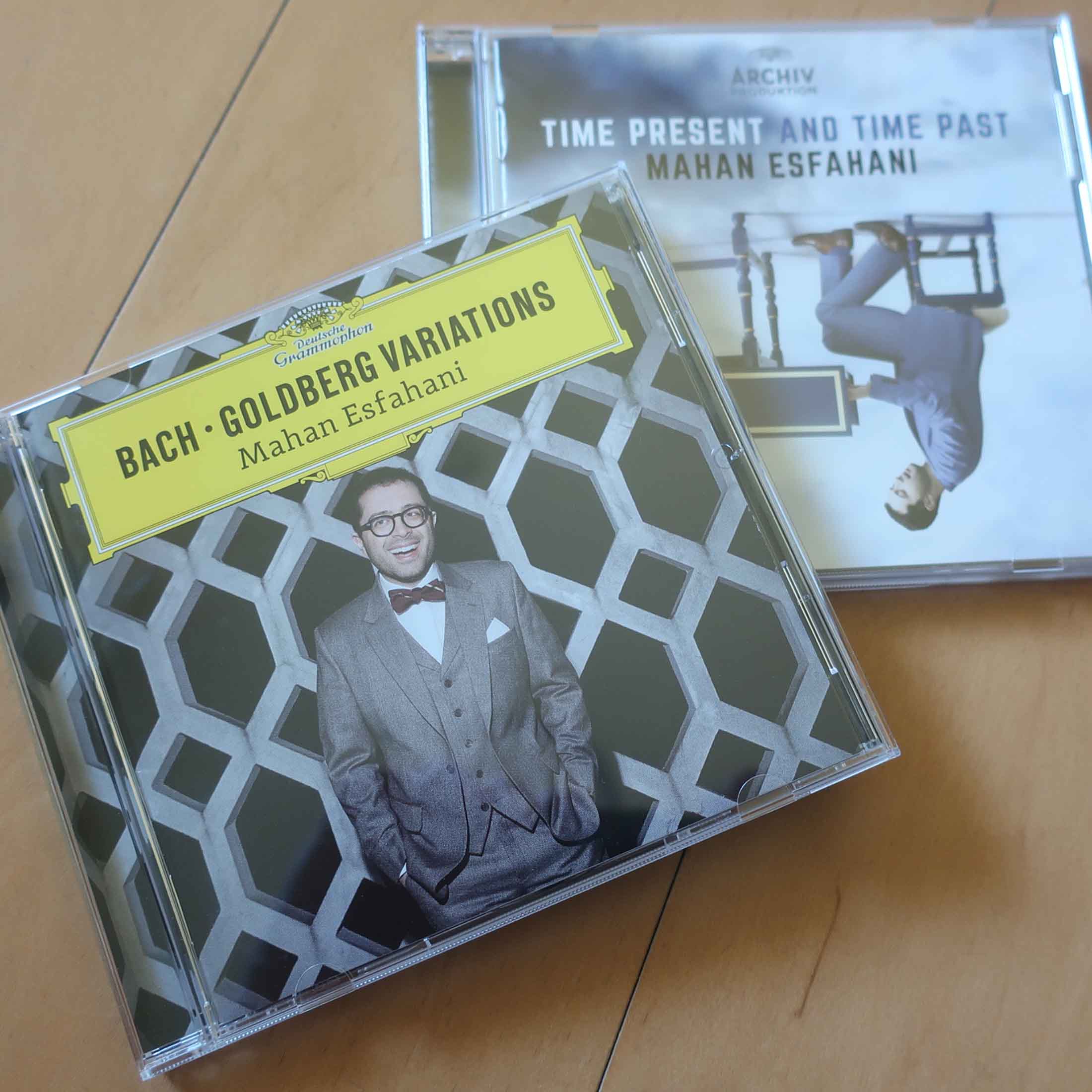 手前は『バッハ・ゴルトベルク変奏曲』(Deutsche Grammophon/私物)、奥はライヒの「2台のピアノのためのピアノ・フェイズ」が収録された『TIME PRESENT AND TIME PAST』(Archiv/私物)。後者に収められたヘンリク・グレツキの「チェンバロ協奏曲 作品40」の演奏もかなり興味深い。