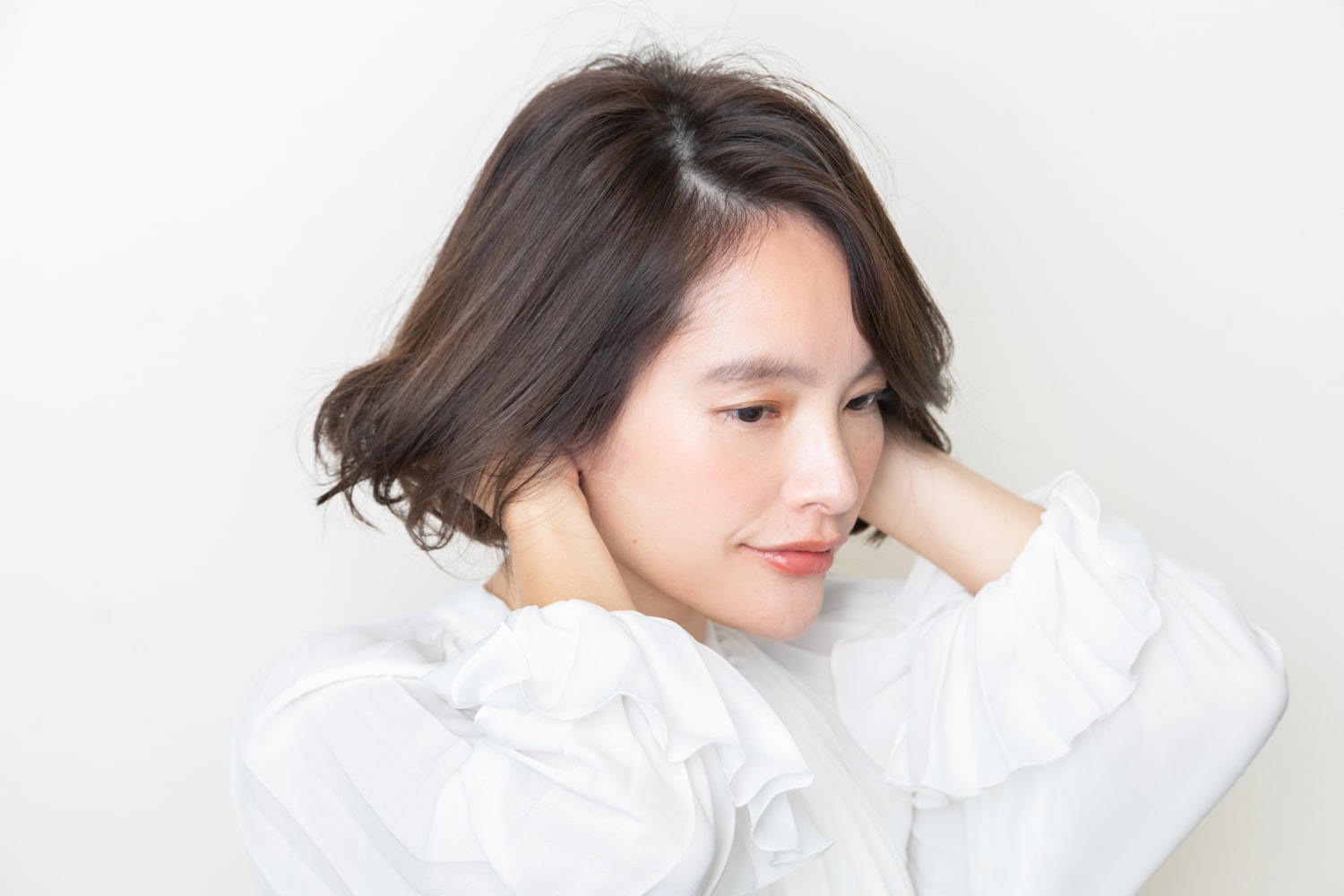 襟足やもみあげなどパーマがのびやすいところに、ムースフォームを揉み込んで動きを出す。