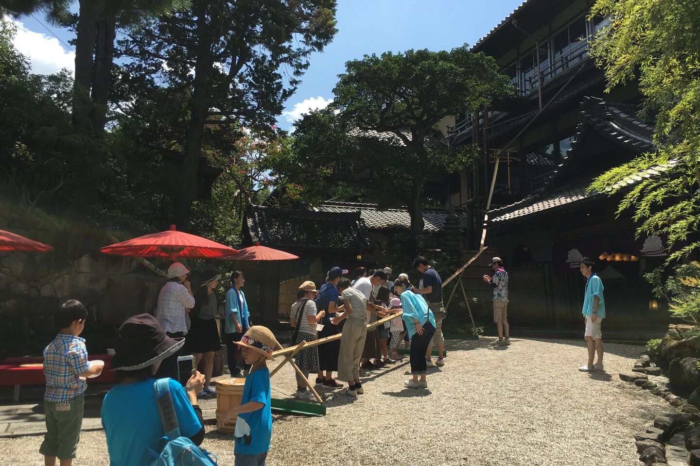 出張流しそうめんでは、明治から続く料亭の佇いを活かして3階から流したことも(提供:世界流しそうめん協会)