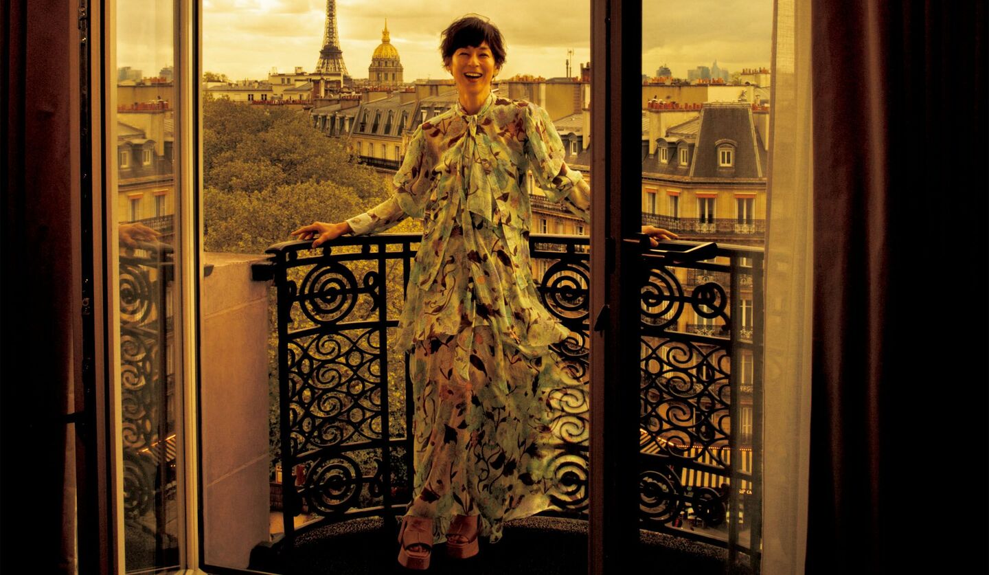 「ステラマッカートニー」のブラウス×ドレスに身を包みパリのホテルのバルコニーで過ごす鈴木保奈美さん