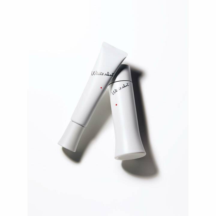新規美白有効成分「PCE─DP」を配合したローションとミルクが登場。紫外線を浴びるとメラノサイトが表皮の細胞を守ろうとメラニンを生成するもの。けれど、細胞が自分で守れるよう、今まで使われていなかった回路を活性化し、細胞にエネルギーを充填するという、今までにない美白を実現。透明感がグッと出て、肌の調子も上向く新名品。左／スルッと瞬時に肌に入り込みつつ、もっちりと潤うミルク。ポーラ ホワイトショット MX 78g ￥11,000［医薬部外品］ 右／みずみずしい感触で肌が潤いに満ち、透明感を宿すローション。ポーラ ホワイトショット LX 150ml ￥11,000［医薬部外品]