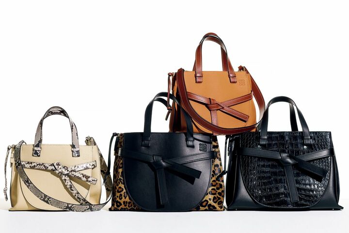 ［上］装いを選ばないこっくりとしたライトキャラメルに、精巧なステッチが美しく映える。『ゲート トップハンドル スモール バッグ』［縦23.5×横30×マチ11.5cm］￥277,000・［下右］漆黒のクロコダイルレザーでラグジュアリーな風格を。ショルダーストラップ付き。『ゲートトップハンドル バッグ』［縦25.5×横38×マチ17cm］￥1,500,000・［下中］今季トレンドのレオパード柄をヘアカーフで表現。『ゲート トップハンドル バッグ』［縦25.5×横38×マチ17cm］￥428,000・［下左］優しげなバニラ色のボディと辛口のパイソンレザーが織り成す、絶妙なバランス感。オンタイムの着こなしはもちろん、デニムなどカジュアル服にも合わせやすい。『ゲート トップハンドル スモールバッグ』［縦23.5×横30×マチ11.5cm］￥313,000／伊勢丹・三越グループ限定色※12／5～発売予定（ロエベ ジャパン）　[Precious2018年12月号264-265ページ] 　