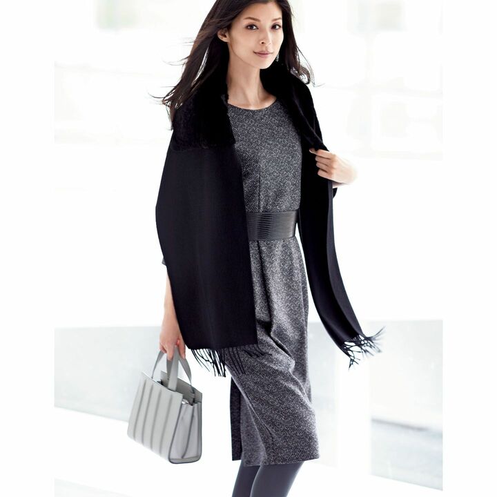 ワンピース［細ベルト付き］・ベルト・ストール・バッグ（マックスマーラジャパン〈マックスマーラ〉）　撮影／熊澤 透　BY ：『Precious11月号』小学館、2017年