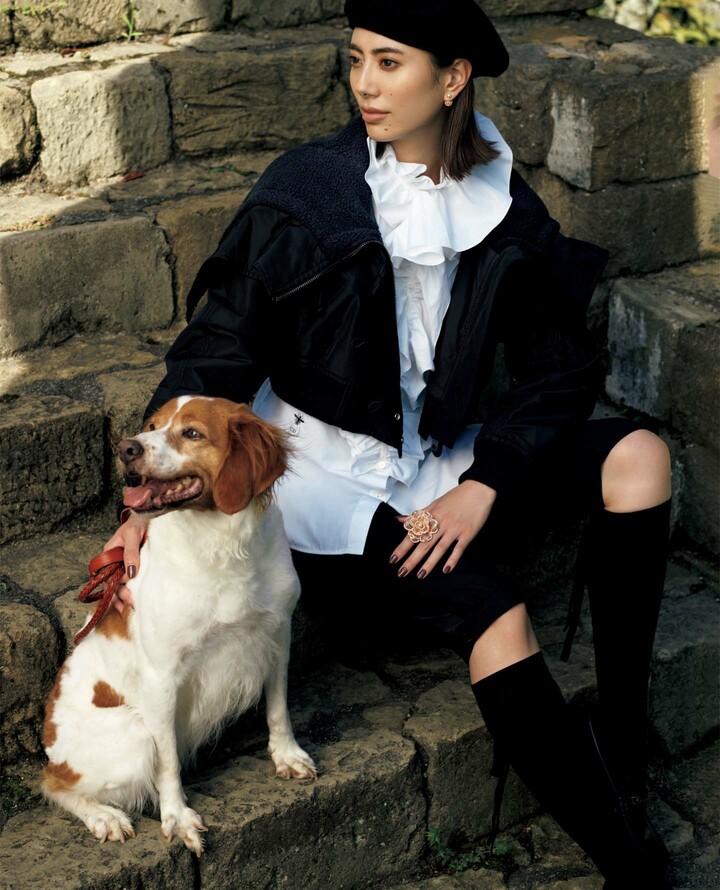 ディオールのウエアを着用したモデルの土屋巴瑞季さん