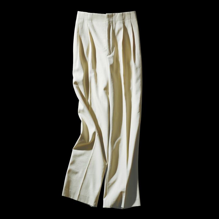 表地はウールコットン、裏地はシルク素材。程よいゆとりがありつつすっきり見える2タックストレート。パンツ￥75,000（ブラミンク）　[Precious2019年4月号110ページ] 