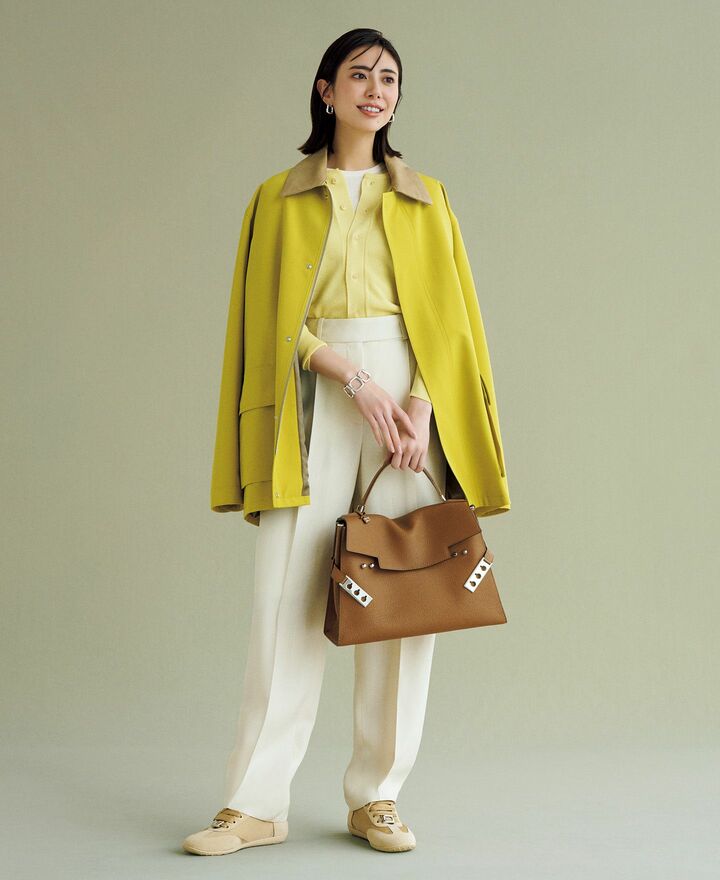 オーラリーのアウターを着用したモデルの土屋巴瑞季さん