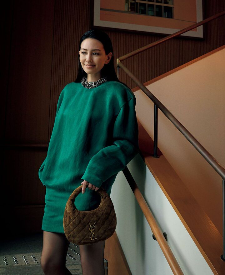 サンローランのウエアを着用したモデルのRINAさん