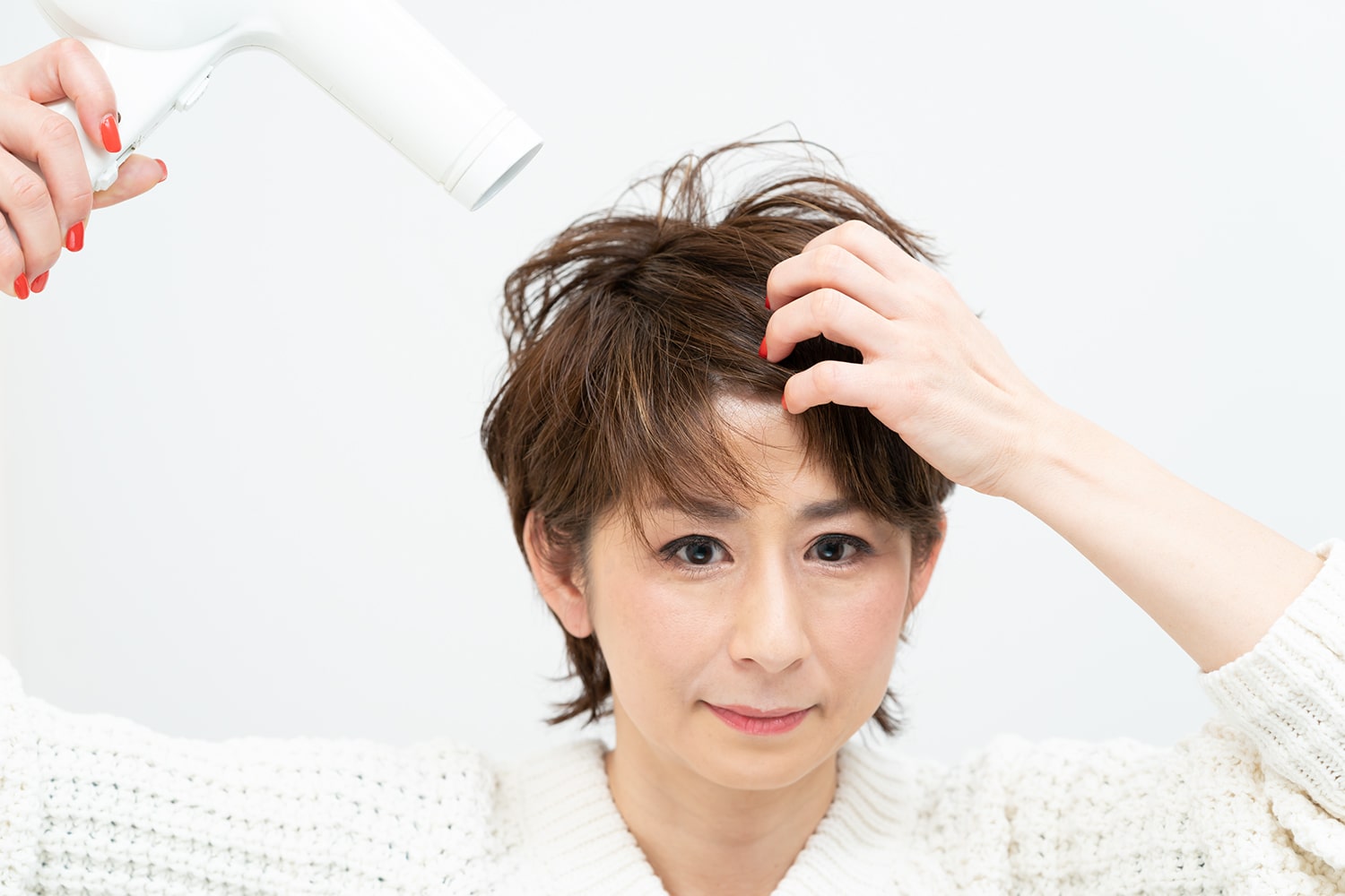 ドライヤーを当てながら前髪を手ぐしで整える。