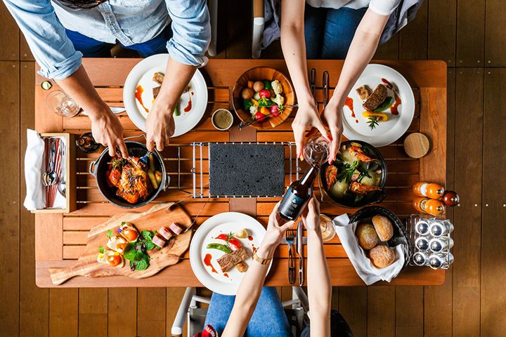 シェフが手がけた料理をスタッフがキャビンまで運んでくれる「フルサービス・スタイル」