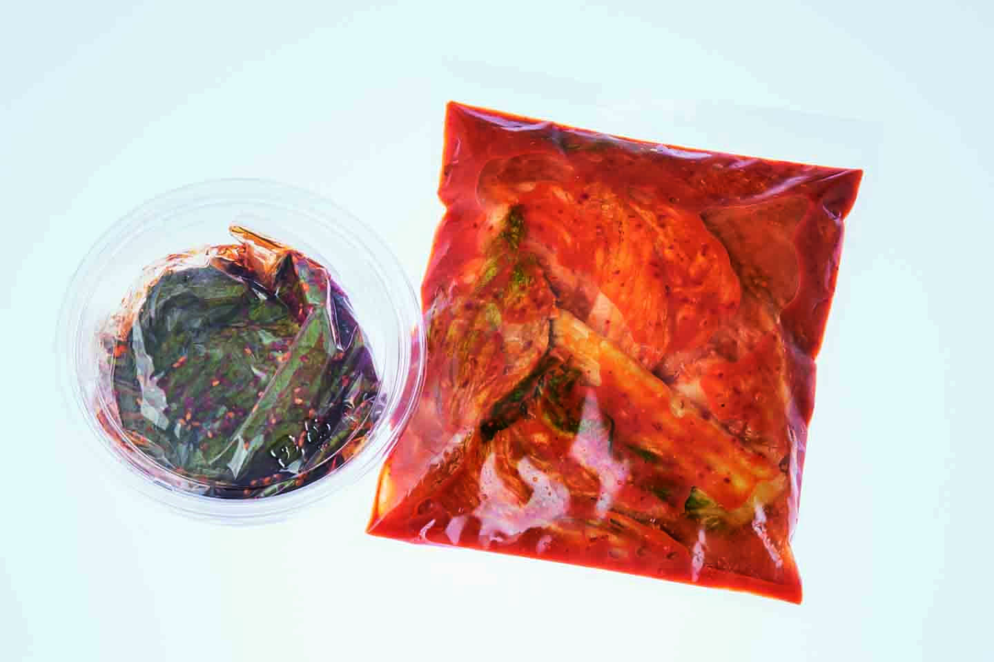 「白菜キムチ」500g(カット)¥885(税込)、「ゴマの葉味付」25枚入¥723(税込)
