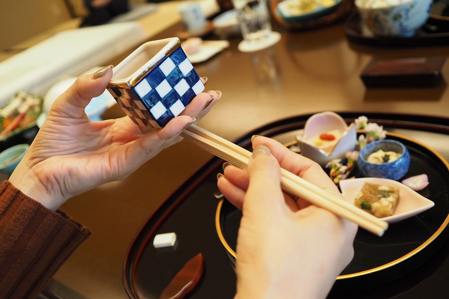 右手を食べる時の持ち方に持ち替えて、食事をいただきます。