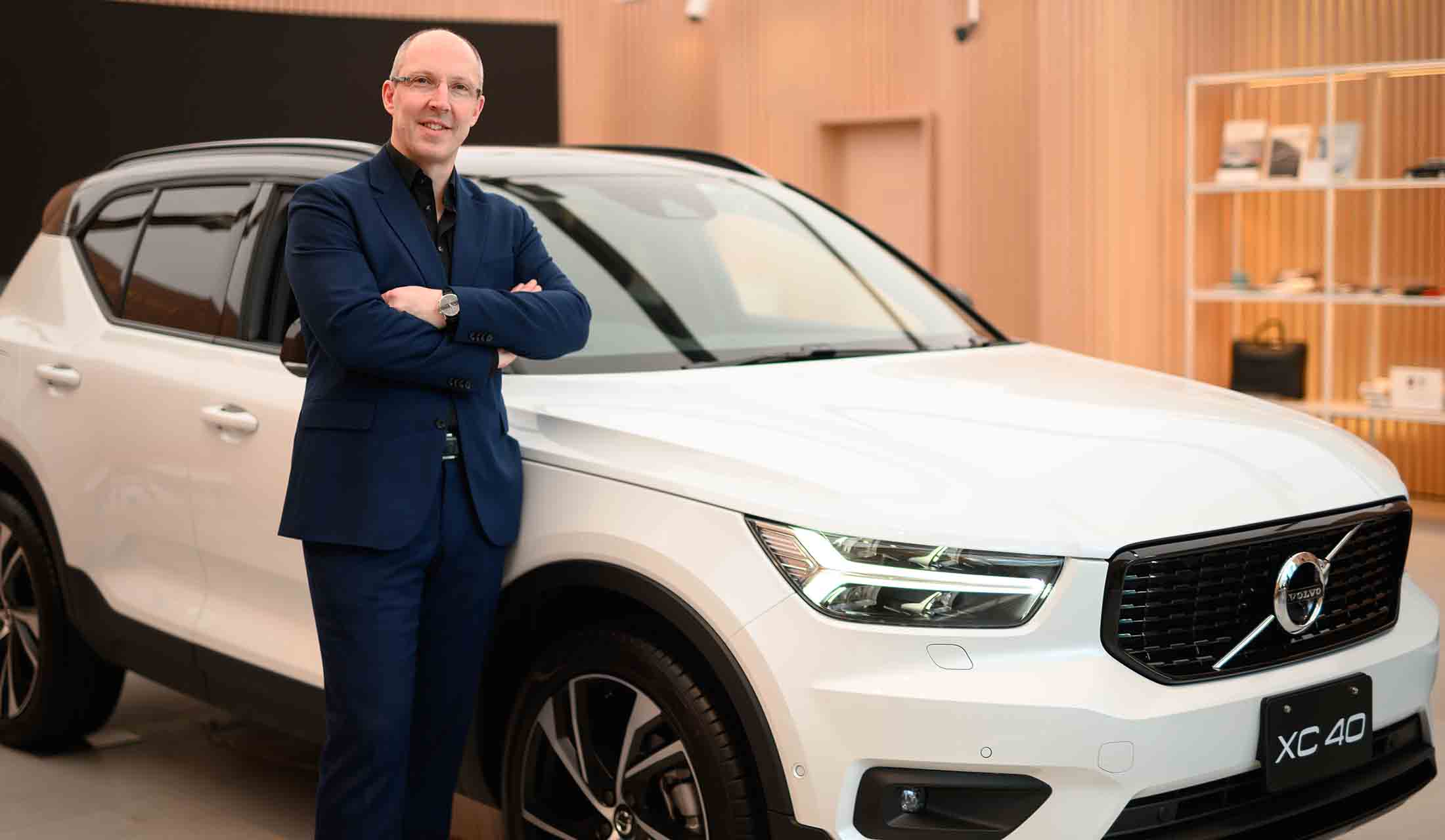 来日したロビン・ペイジ氏とXC40。