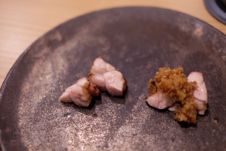 ふわふわ食感が癖になる『しびれ(リードヴォー)』。白子やフォアグラのような柔らかな口当たり。塩とすだち、パンチのあるXO醤、2種類の味が楽しめる