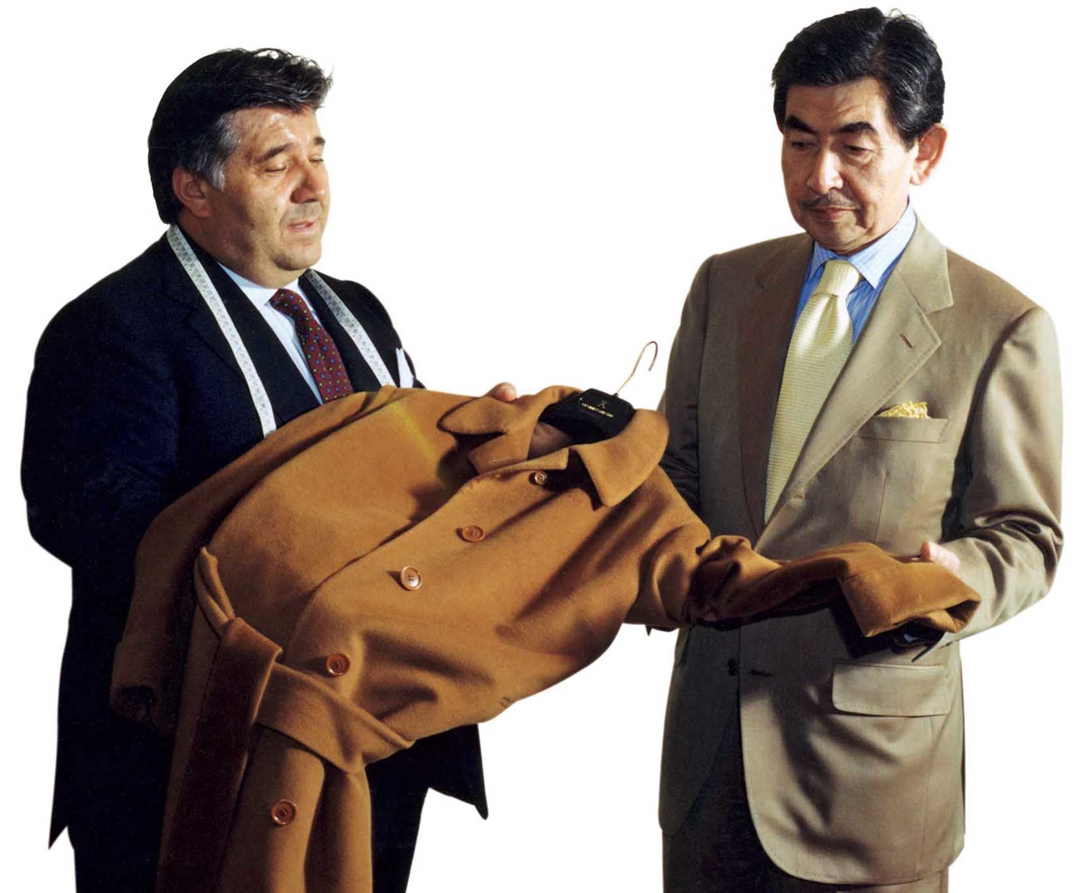 信濃屋顧問の白井氏とミラノにショップとアトリエを構える名マエストロのジャンニ・カンパーニャ氏。白井氏が着用したセントアンドリュースのスーツは、今も愛用の一着。1997年、イタリアのライフスタイル誌『クラス』に掲載された一葉。