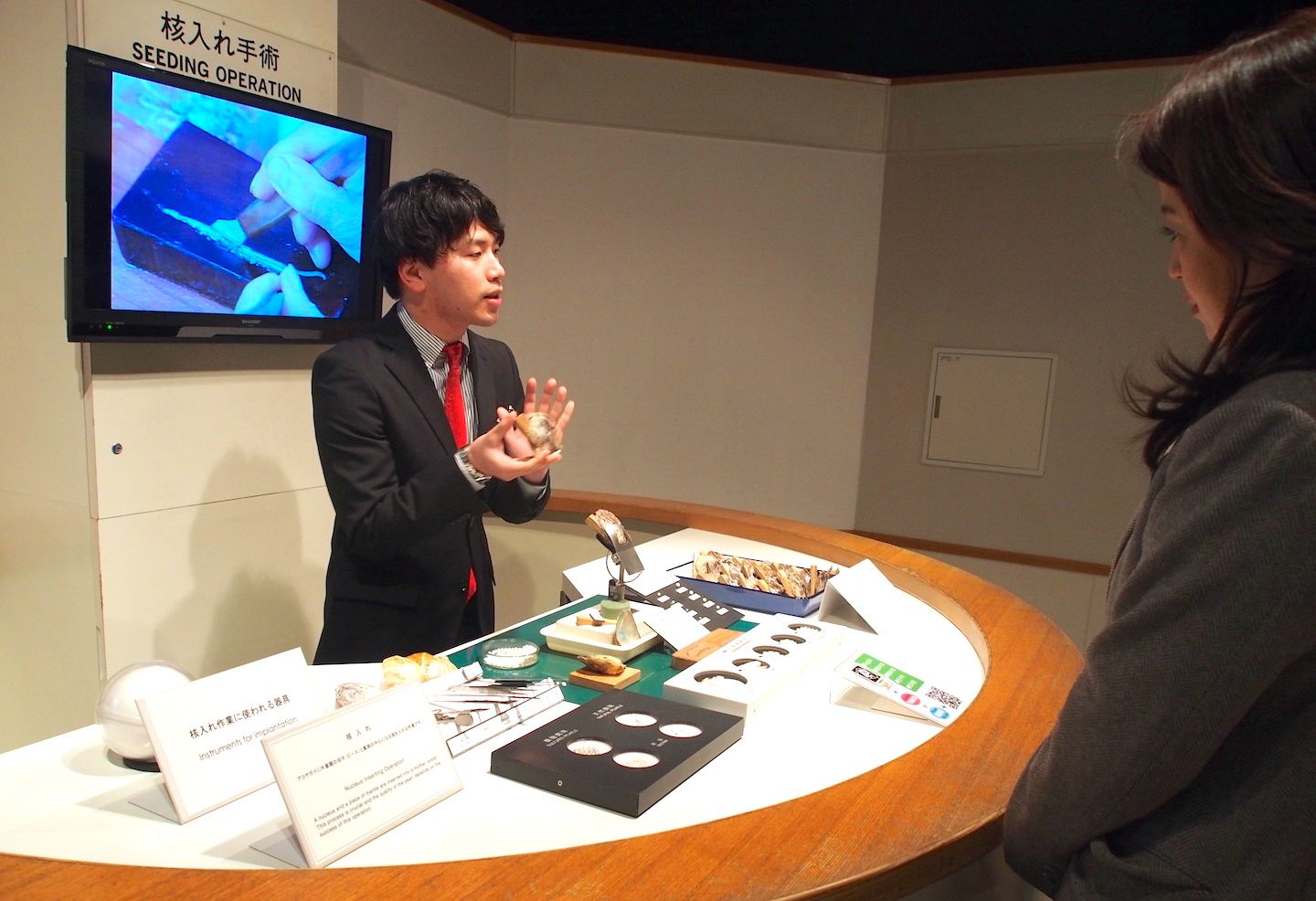 真珠の元となる「核」入れ作業の解説